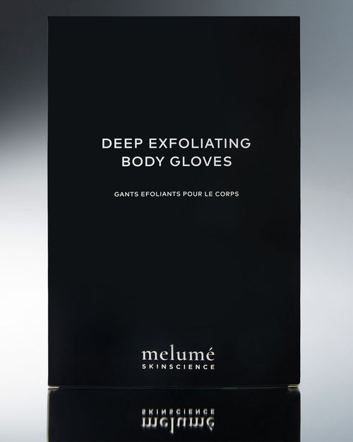 Bild 1 in Galerieansicht laden. Melumé Skincare Deep Exfoliating Body Gloves packaging box in matte black with white text, shown against a dark gray gradient background with a reflection below.