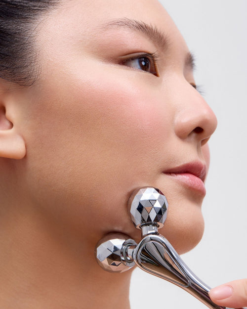 Bild 1 in Galerieansicht laden. image mood of model using the Melume Skinscience's contouring facial roller on her jawline